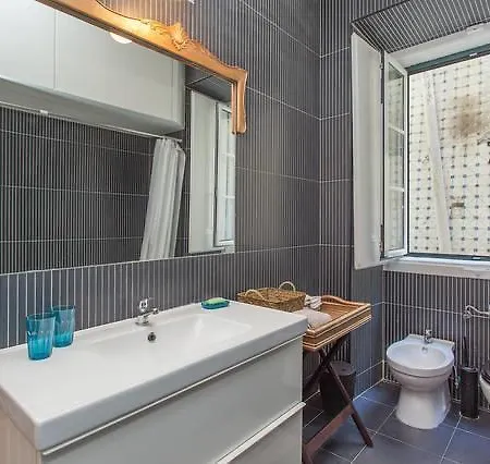 2 Bedroom Apt. By The Castle 아파트 *