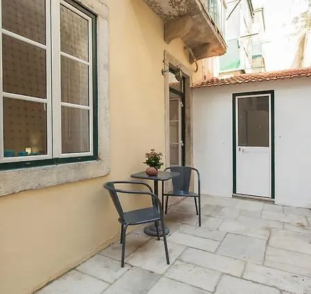 Apartment 2 Bedroom Apt. By The Castle