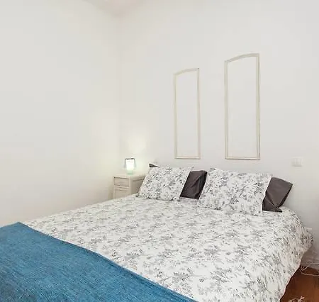 Apartment 2 Bedroom Apt. By The Castle
